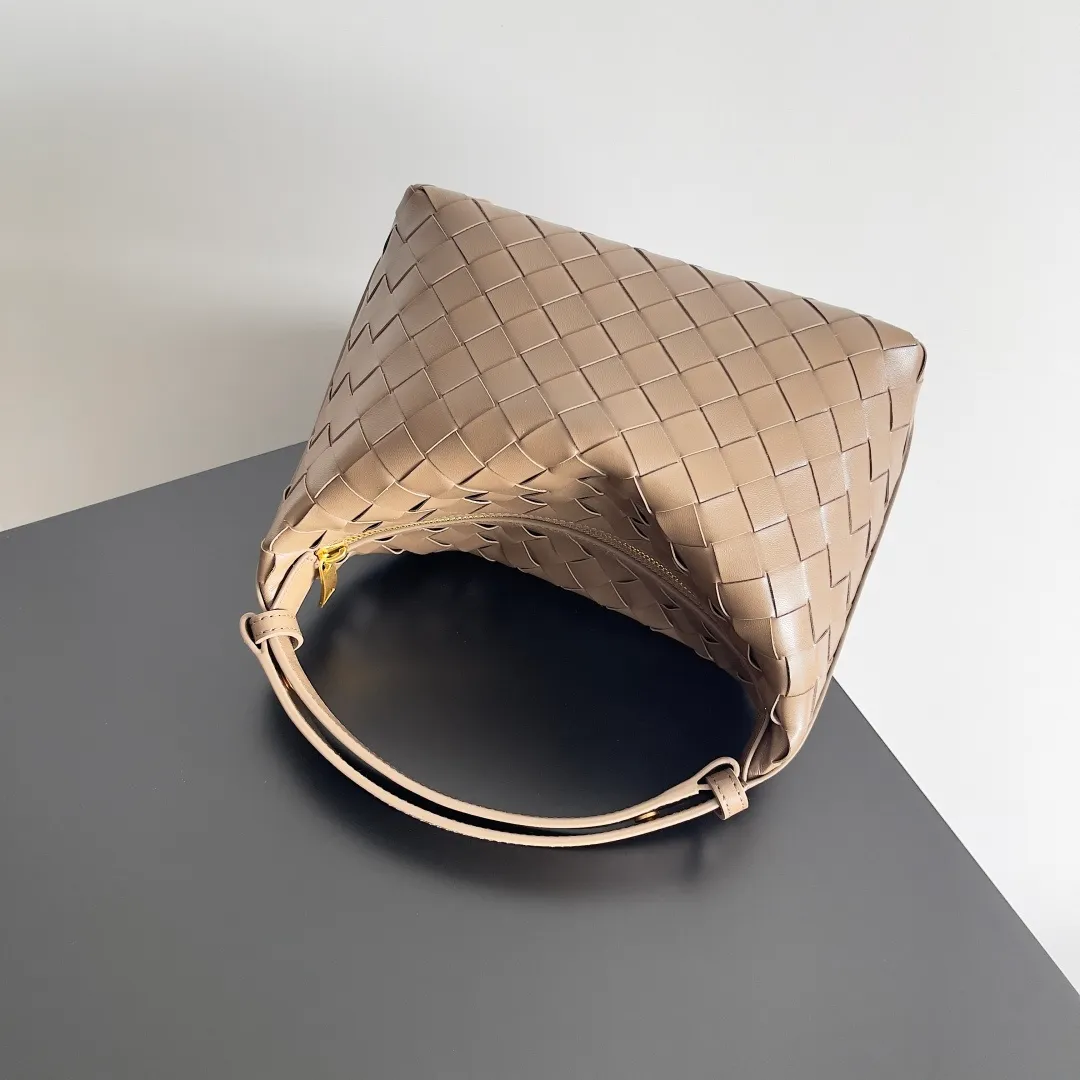 Batch 1360 It is predicted that BV Bottega’s lunch bag will be popular again this year. The entire bag is made of top nappa lambskin, which is very soft and lightweight. It also uses the intrecciato weaving process that the two founders spent several months developing from the beginning of the brand. It is completely hand-woven by Italian craftsmen. It perfectly reflects the craftsmanship of Bottega. The entire bag shape is also a very practical and popular lunch box bag type. The slightly curved arc of the bag mouth can also better fit our wrists. Style number: 754443 Size: 22*13*9